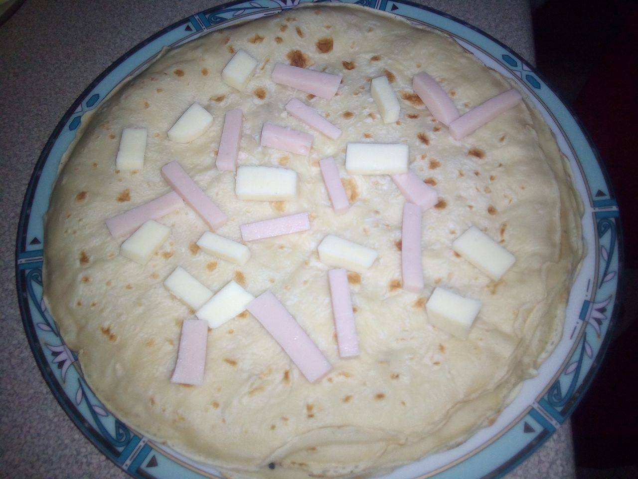 Clatite umplute cu cascaval si sunca de pui