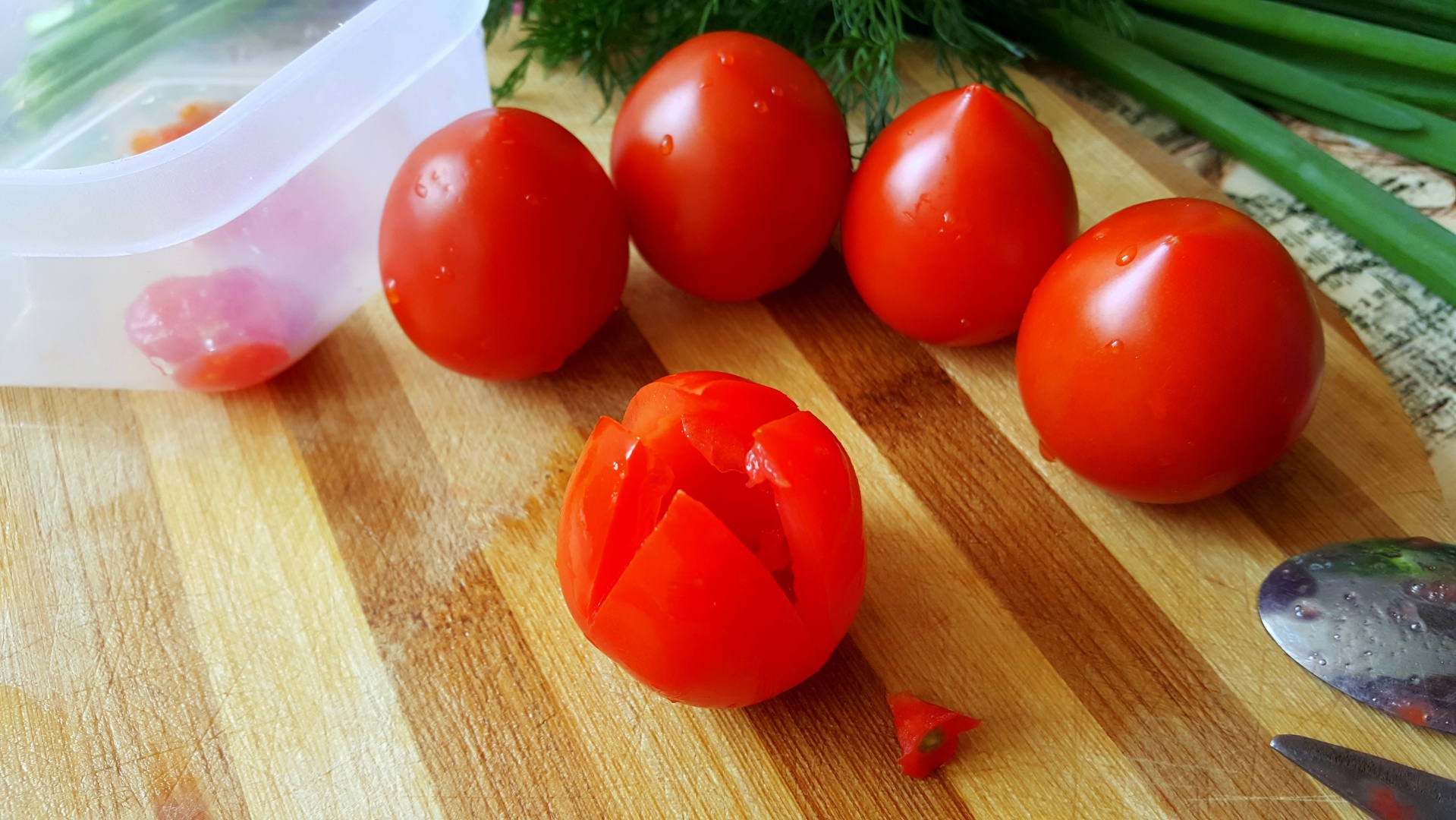 Lalele din rosii umplute cu branza