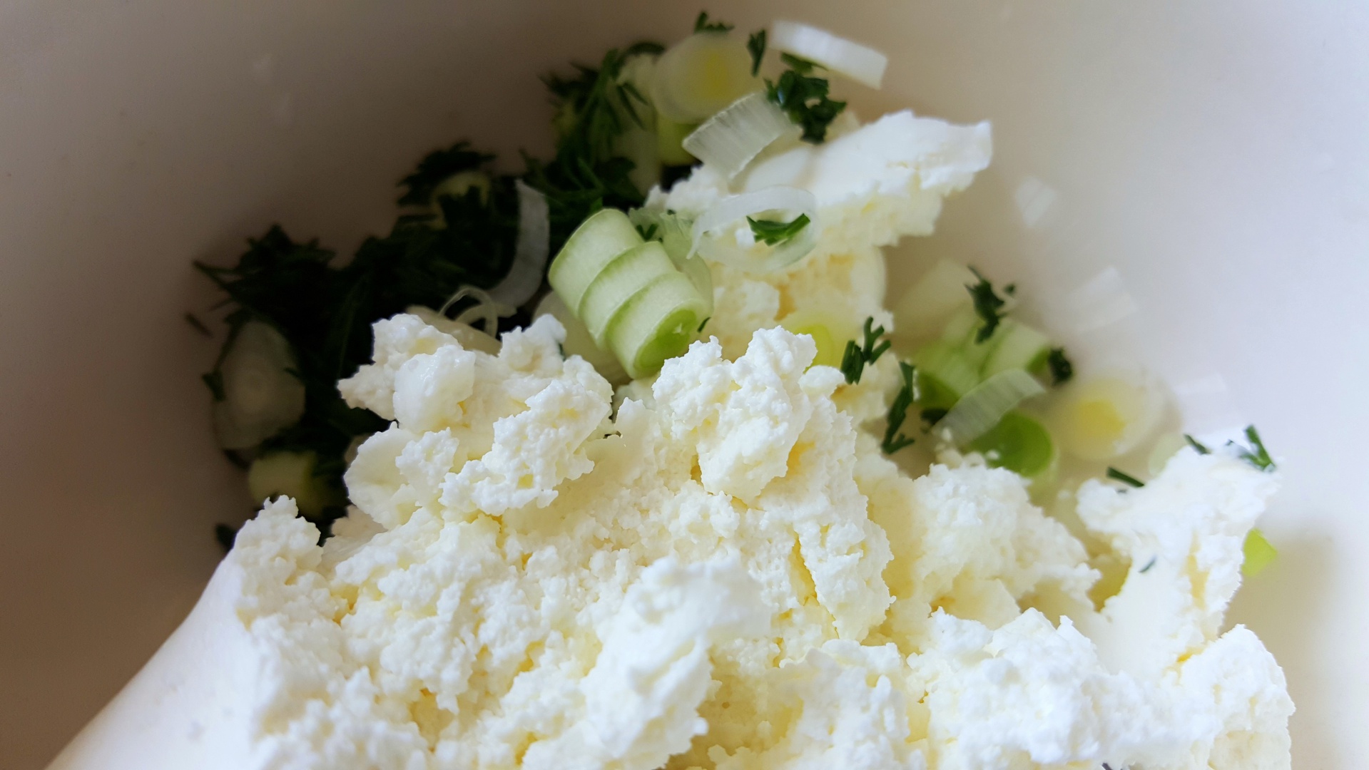 Lalele din rosii umplute cu branza