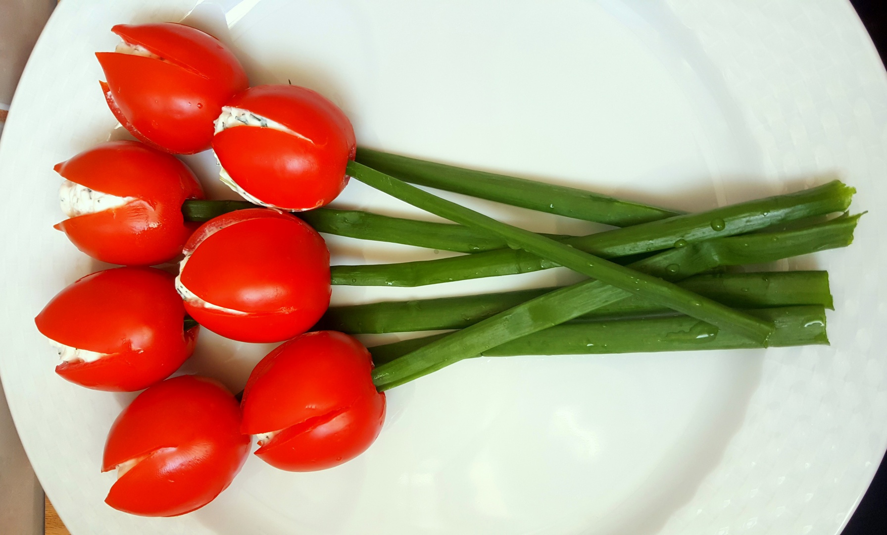 Lalele din rosii umplute cu branza