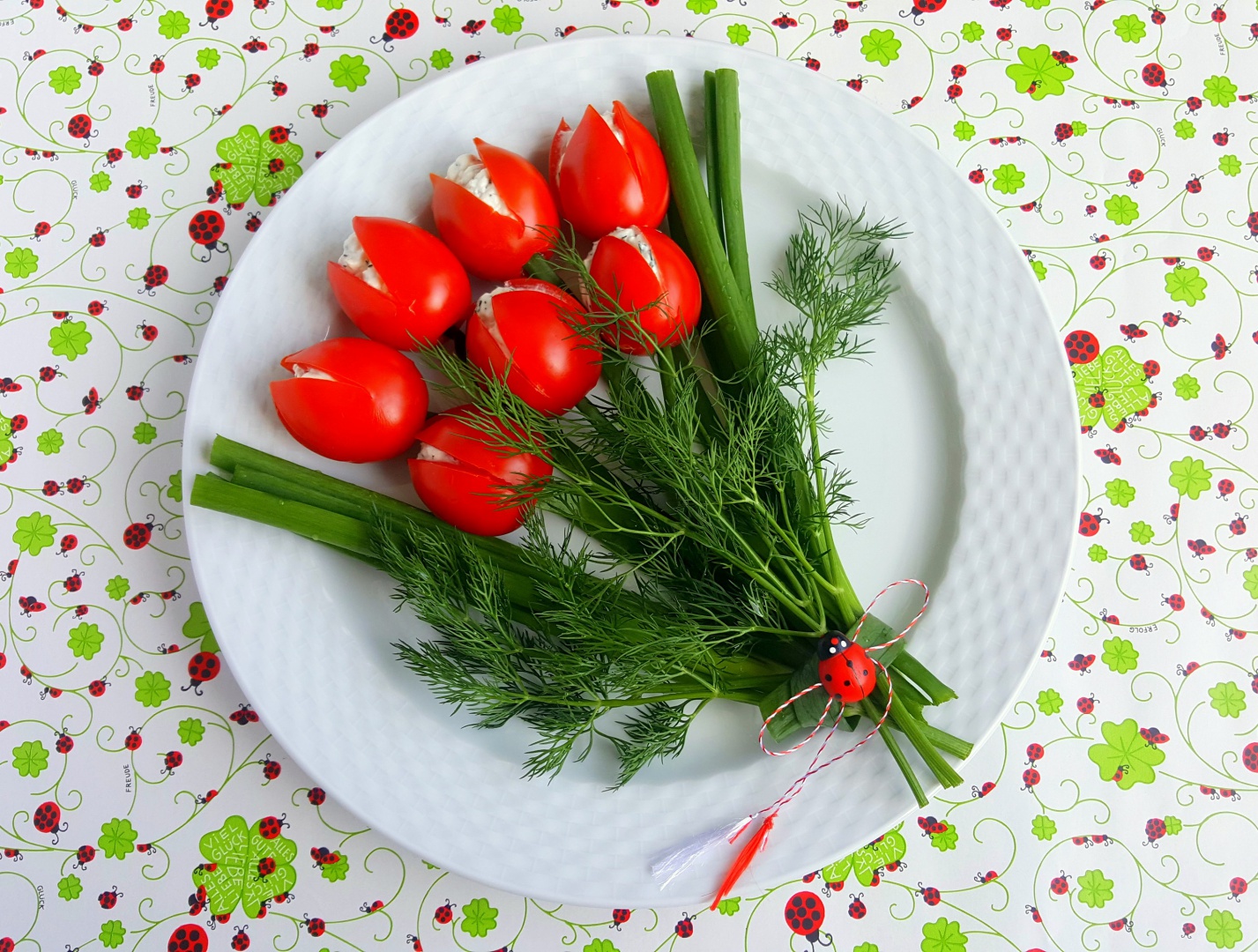 Lalele din rosii umplute cu branza