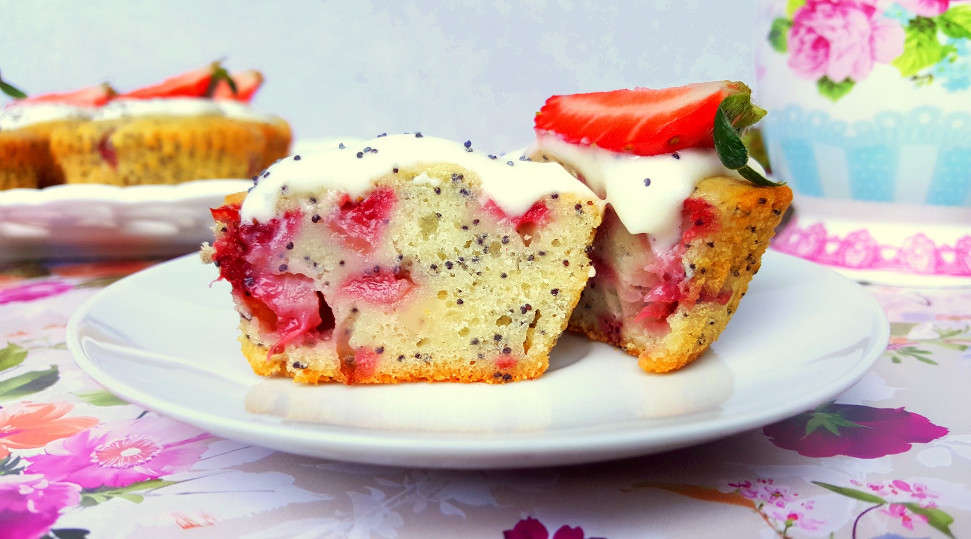 Briose cu mac, capsuni si crema de branza