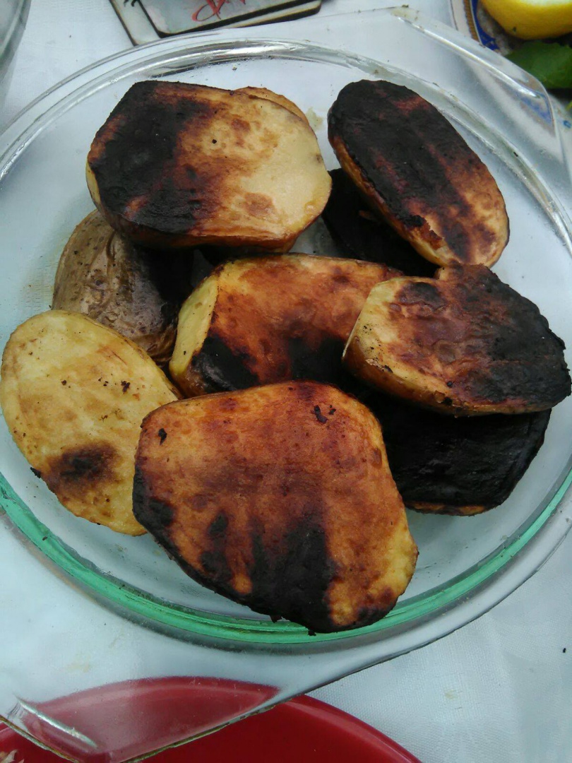 Merluciu la gratar pe pat de rucola si cartofi copti