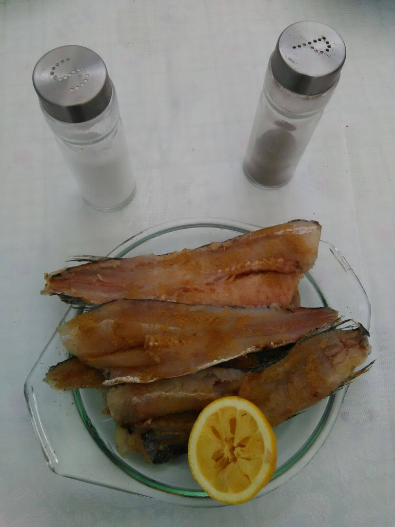 Merluciu la gratar pe pat de rucola si cartofi copti