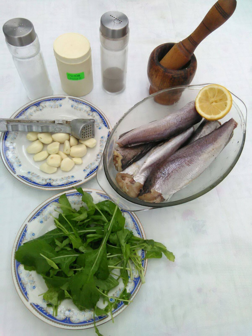 Merluciu la gratar pe pat de rucola si cartofi copti