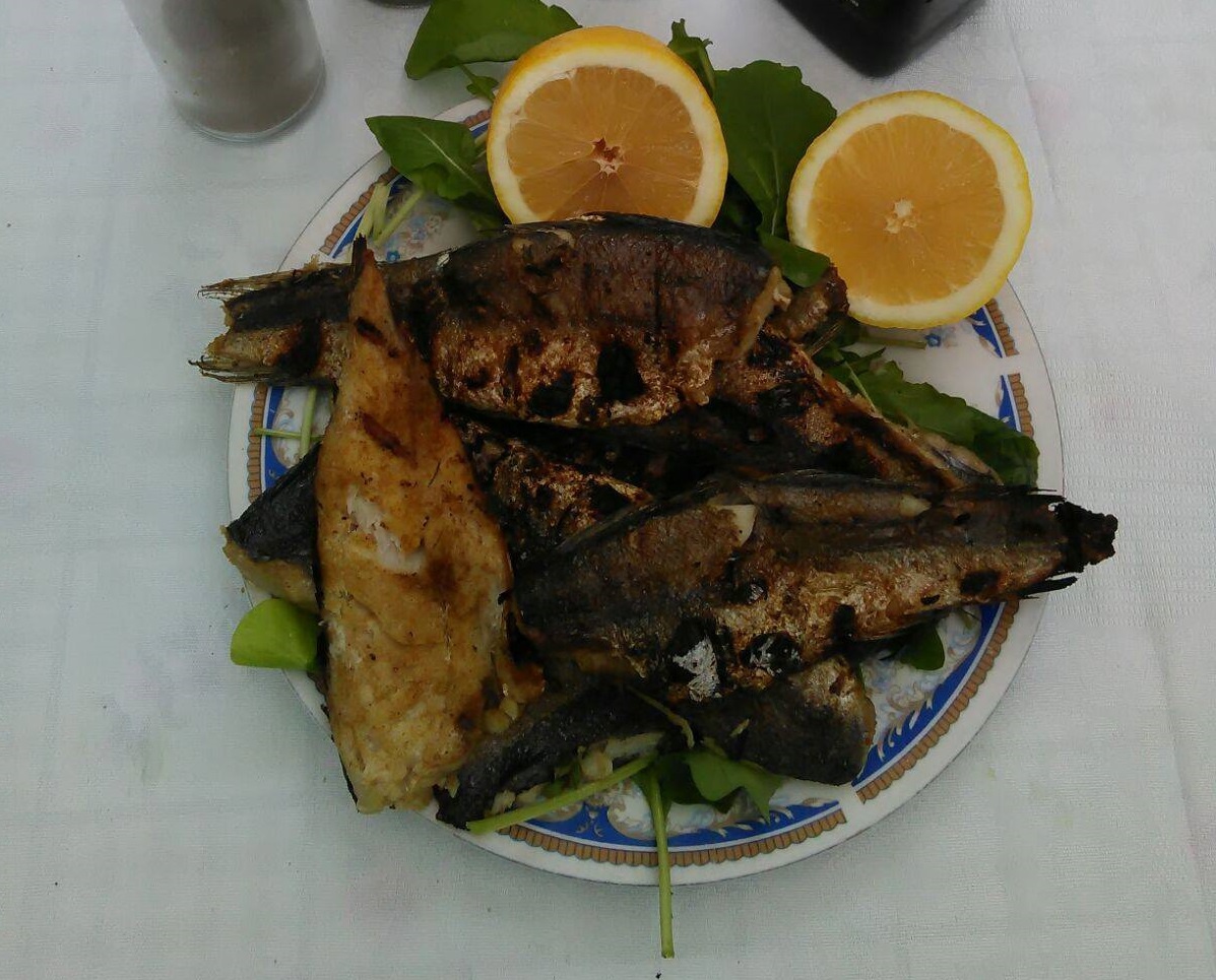 Merluciu la gratar pe pat de rucola si cartofi copti