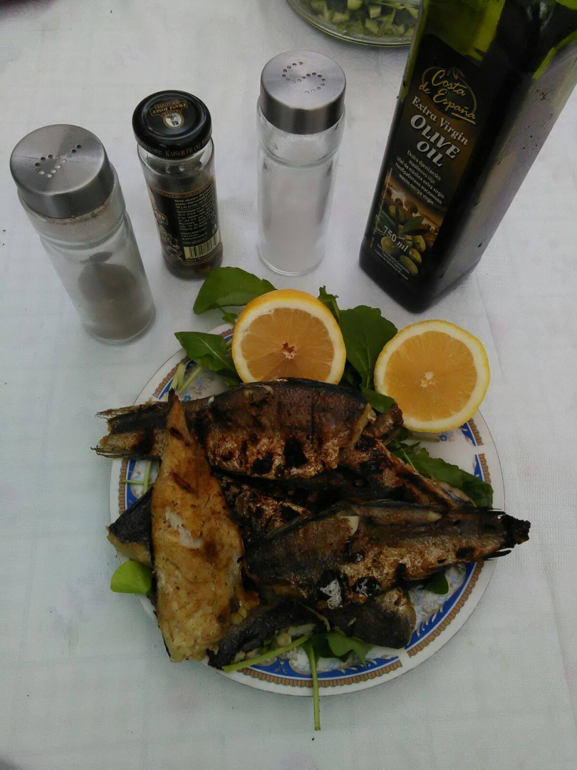 Merluciu la gratar pe pat de rucola si cartofi copti