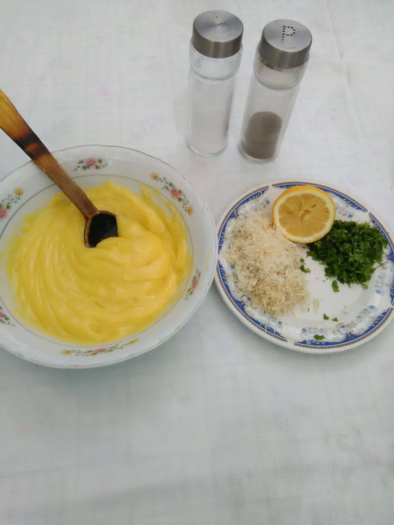 Merluciu la gratar pe pat de rucola si cartofi copti