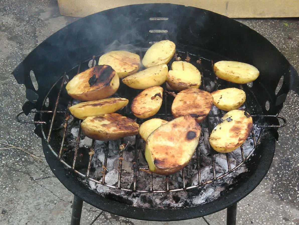 Merluciu la gratar pe pat de rucola si cartofi copti