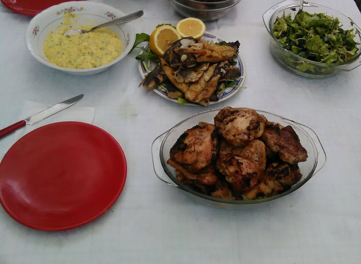 Merluciu la gratar pe pat de rucola si cartofi copti