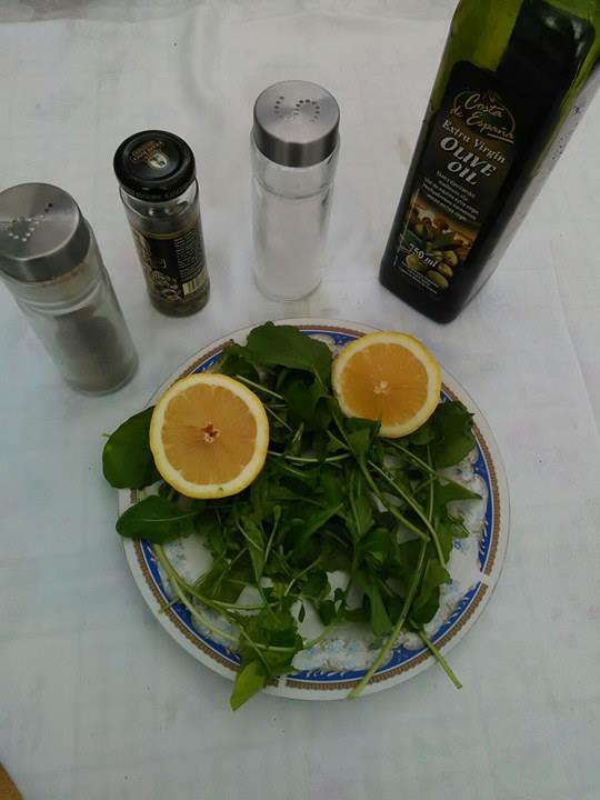 Merluciu la gratar pe pat de rucola si cartofi copti