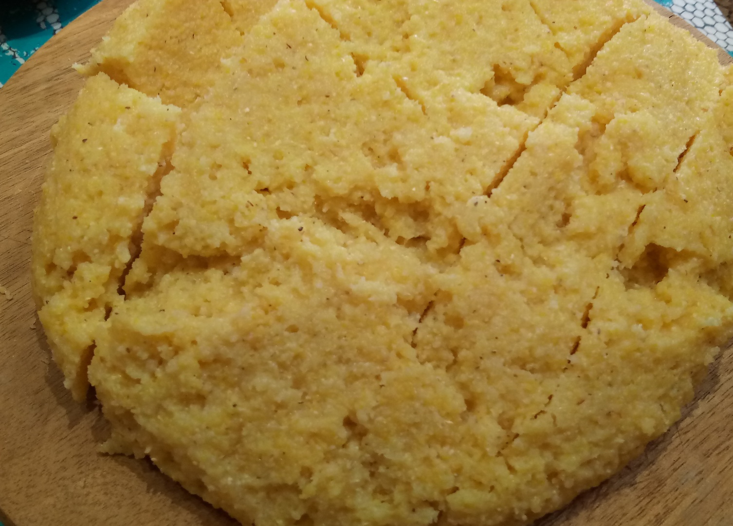 Merluciu la gratar pe pat de rucola si cartofi copti