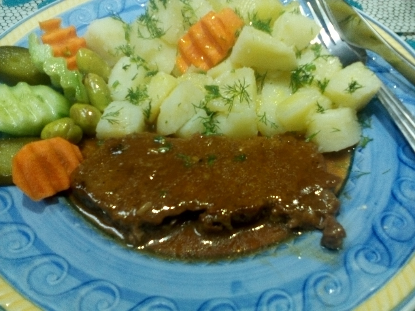 Friptura in sos barbeque cu garnitura de cartofi natur