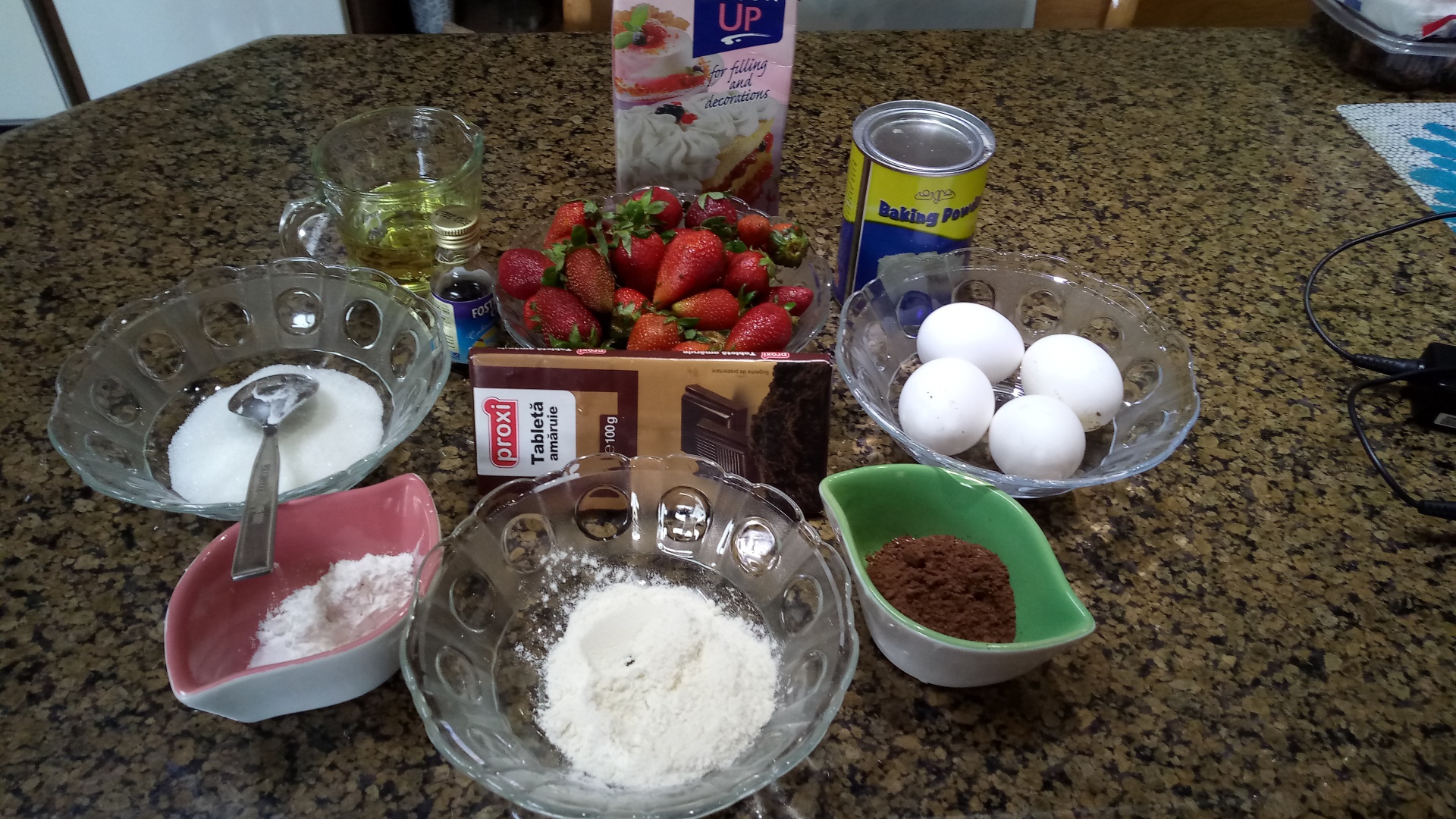 Prajitura cu ciocolata, crema si capsuni