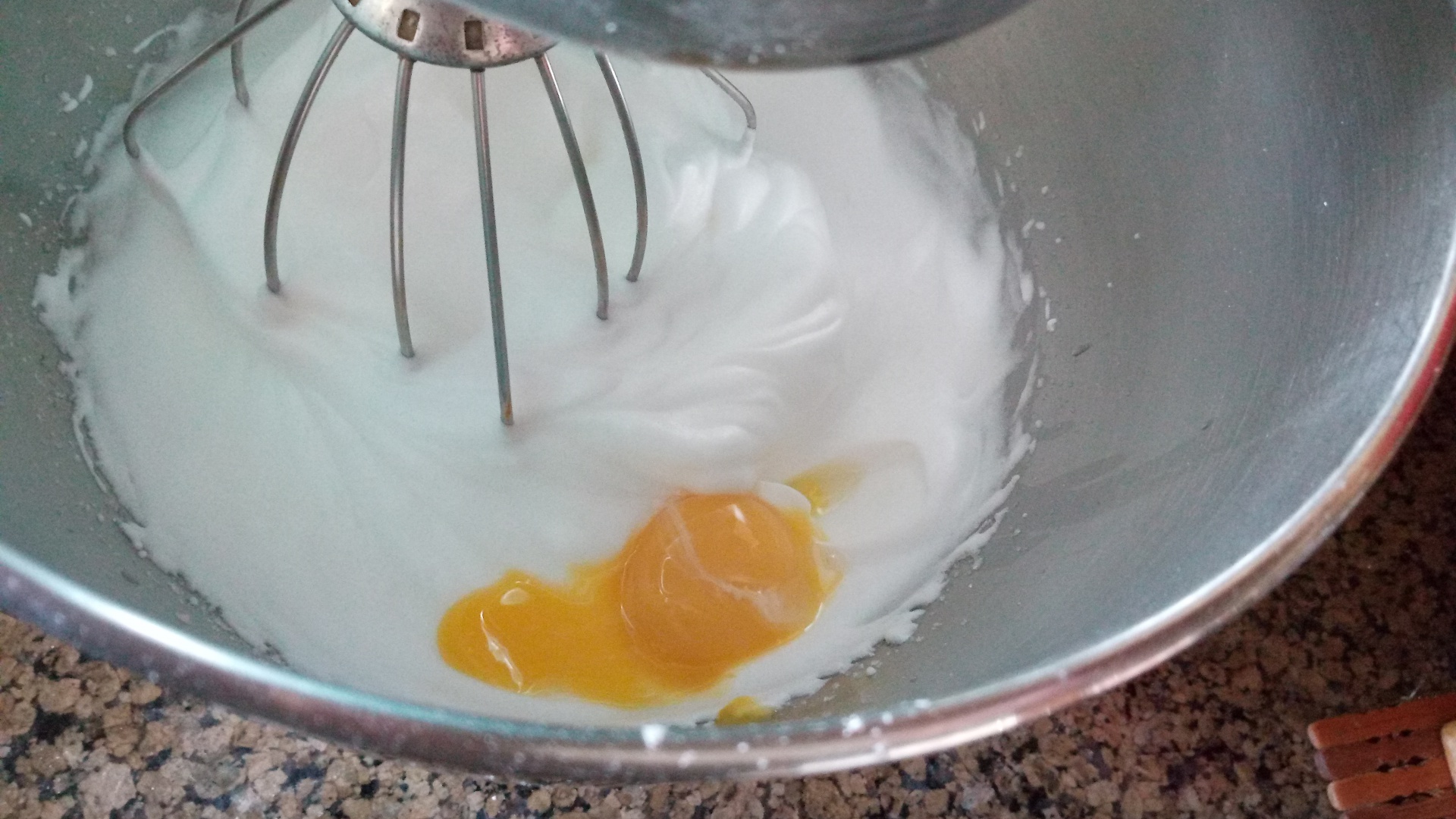 Prajitura cu ciocolata, crema si capsuni