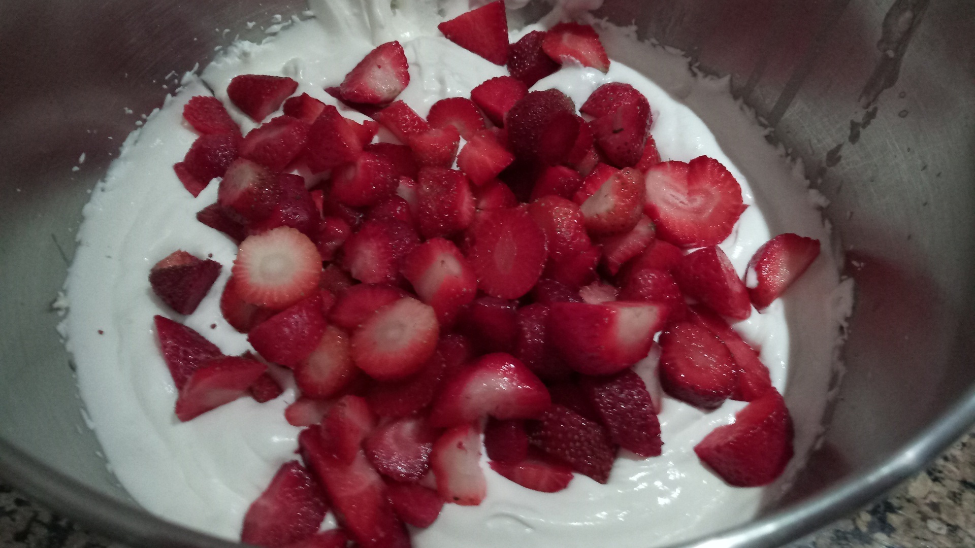 Prajitura cu ciocolata, crema si capsuni