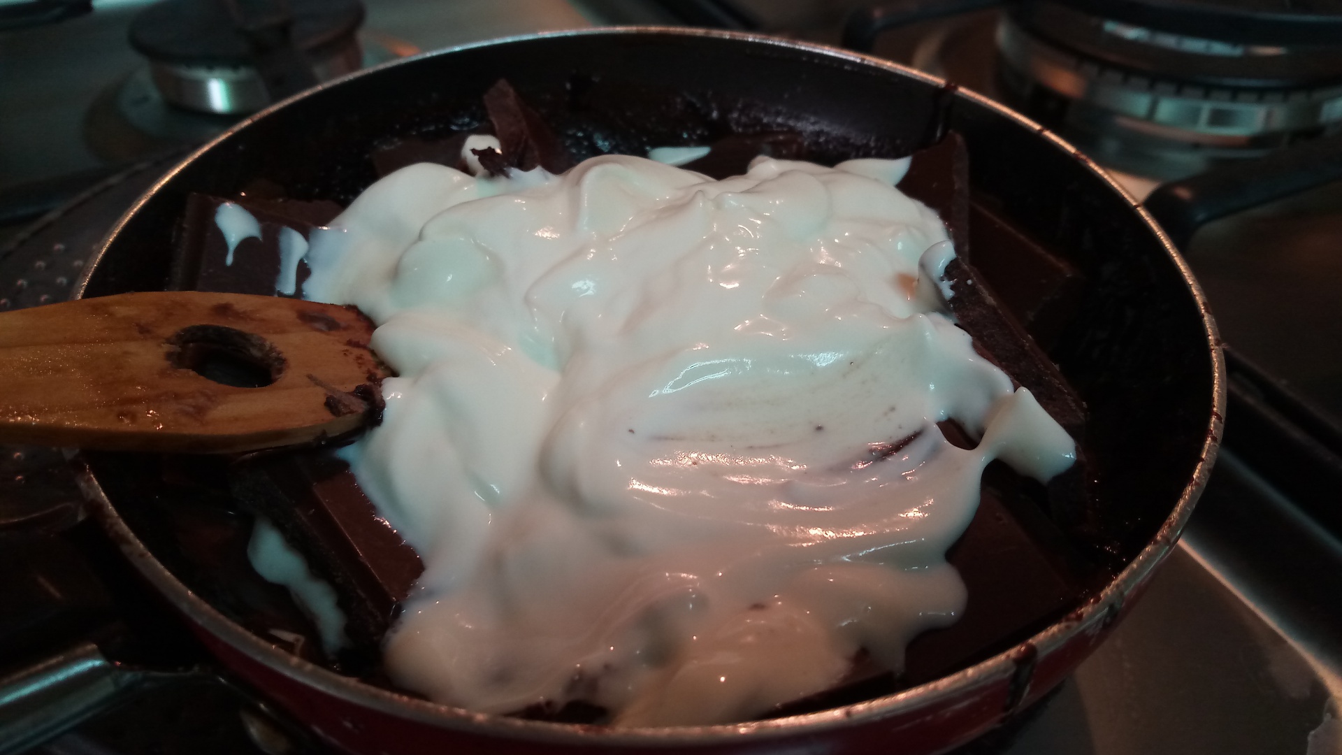 Prajitura cu ciocolata, crema si capsuni