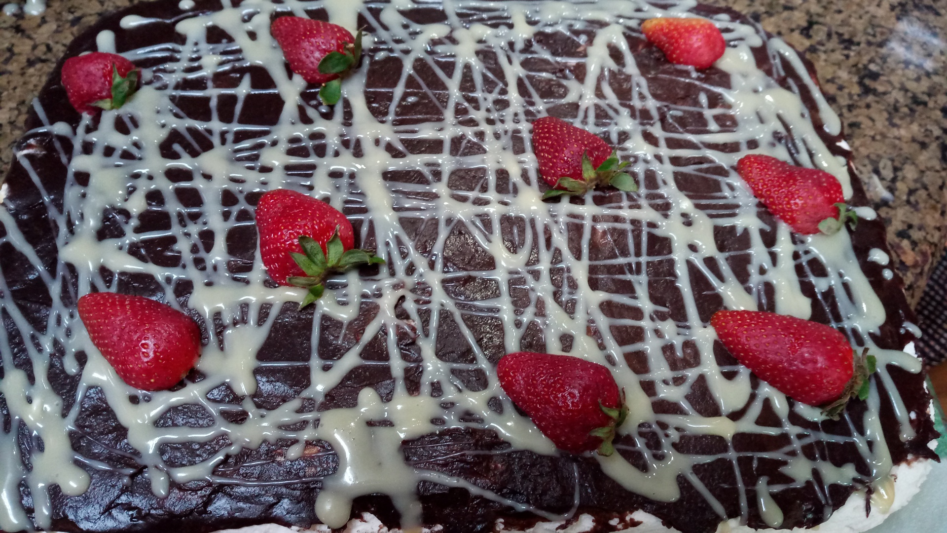 Prajitura cu ciocolata, crema si capsuni