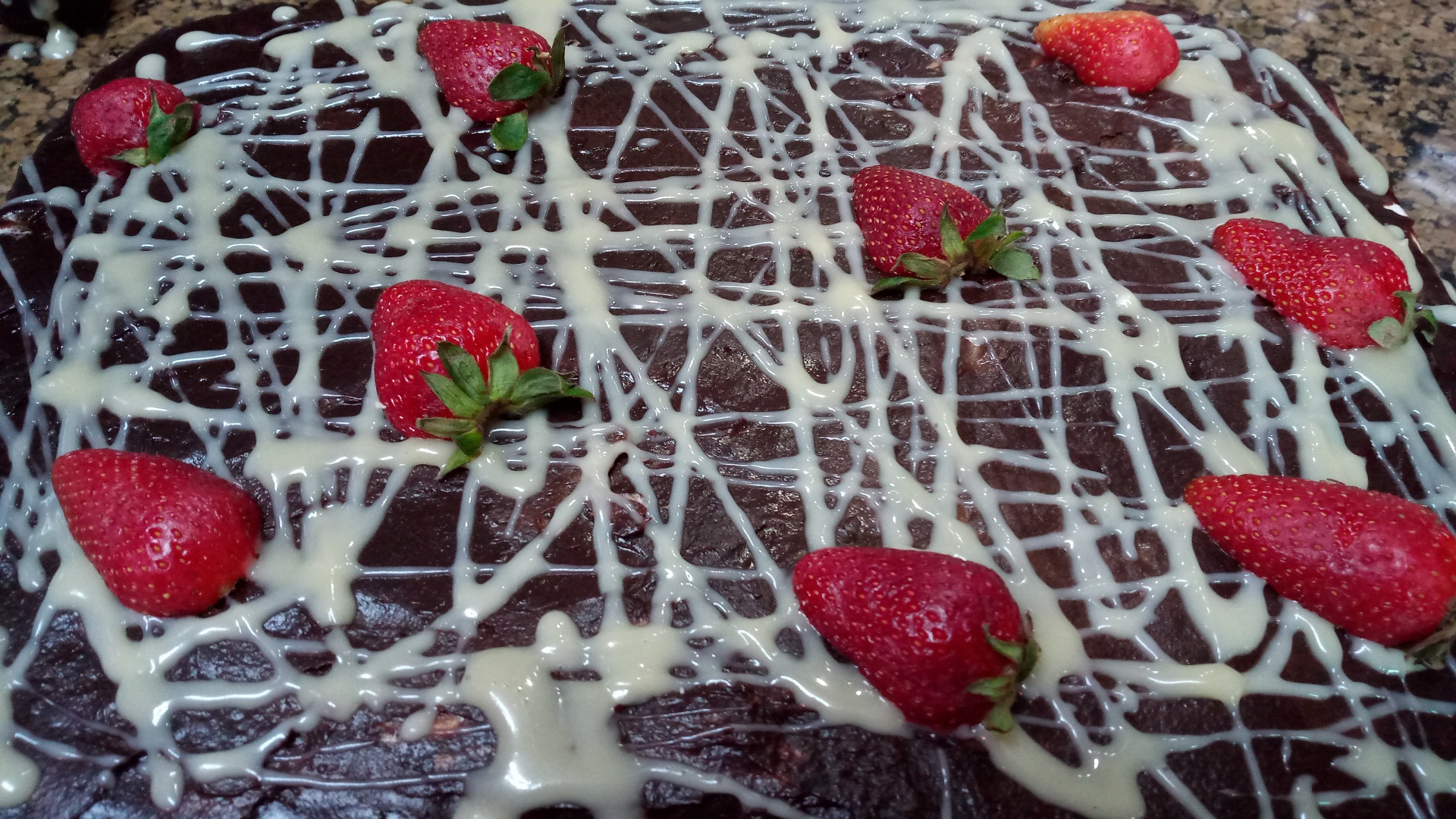 Prajitura cu ciocolata, crema si capsuni