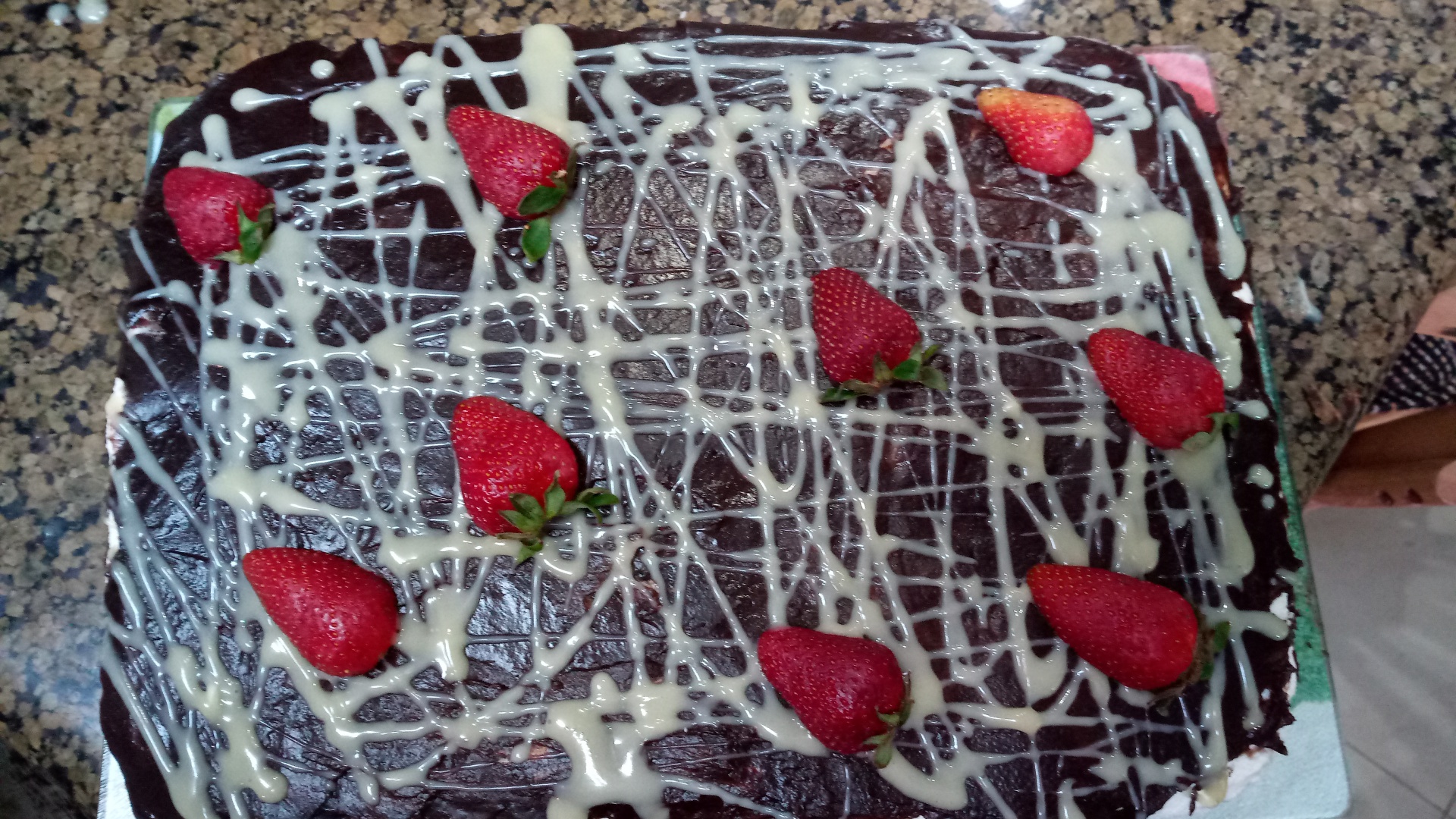 Prajitura cu ciocolata, crema si capsuni