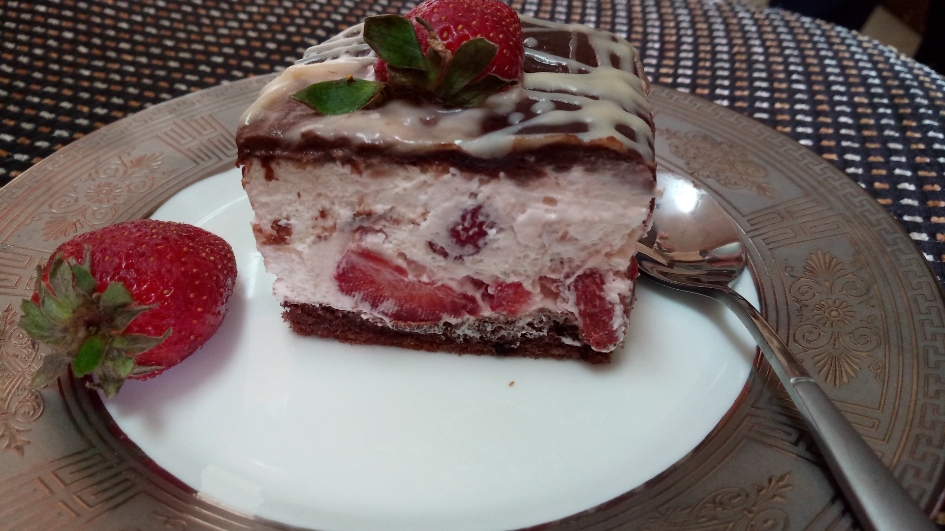 Prajitura cu ciocolata, crema si capsuni