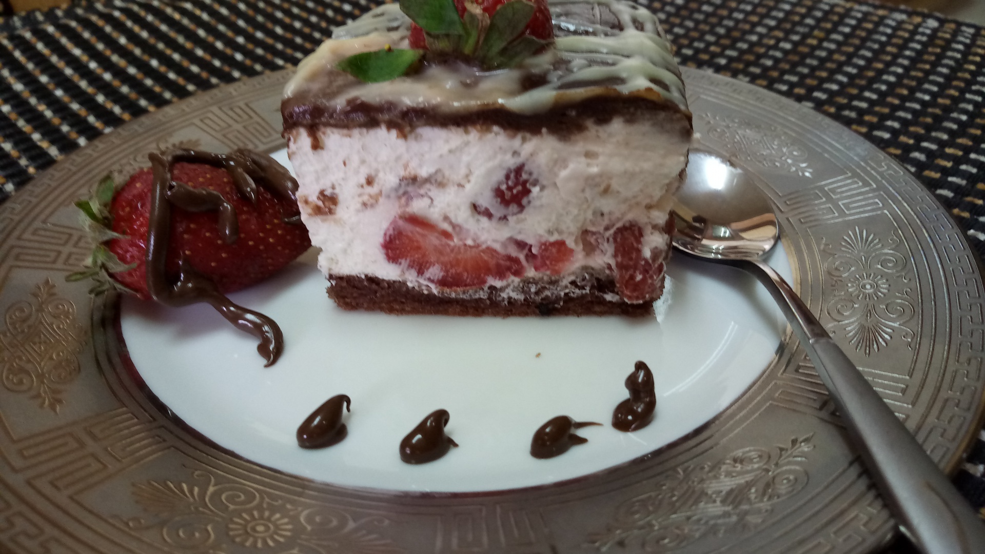 Prajitura cu ciocolata, crema si capsuni