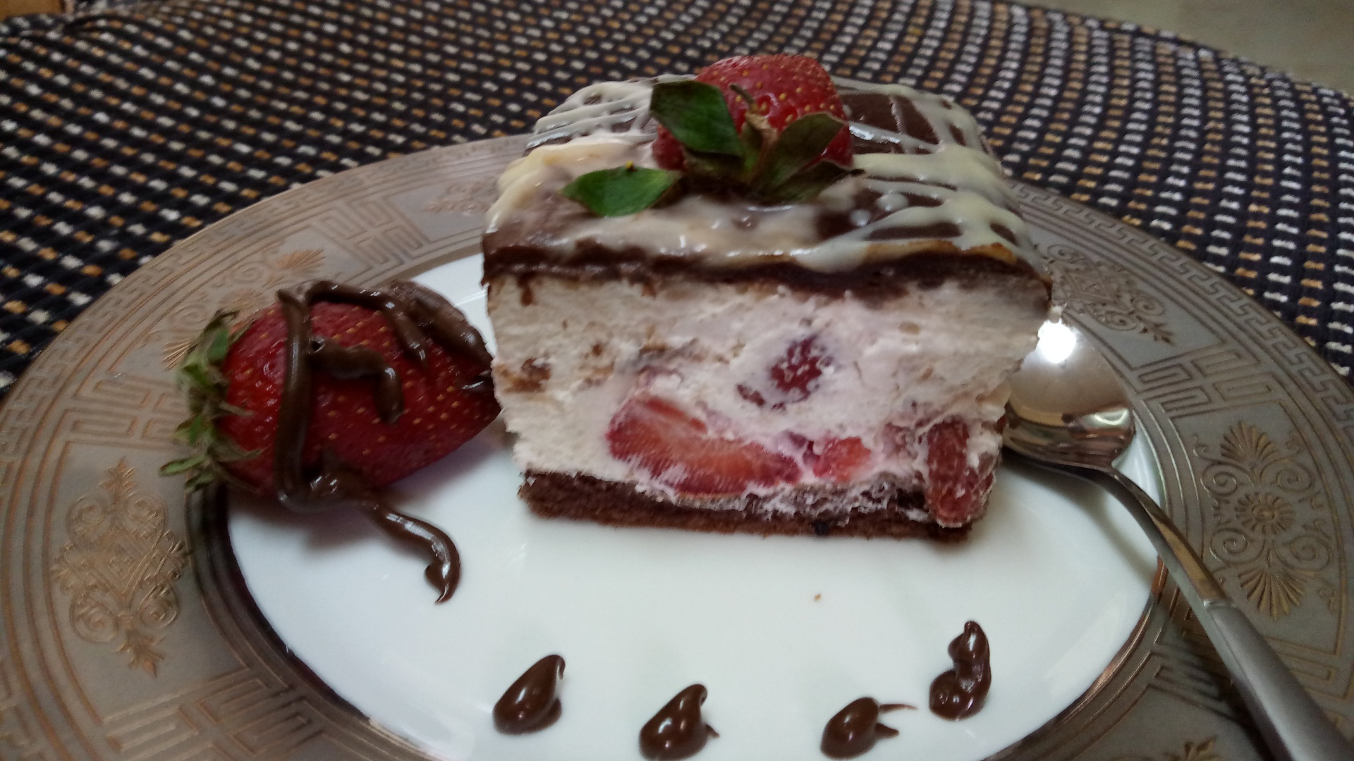 Prajitura cu ciocolata, crema si capsuni