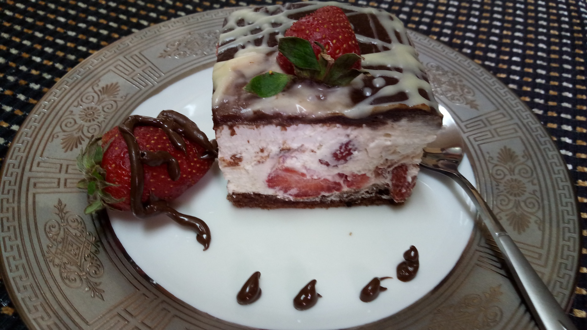 Prajitura cu ciocolata, crema si capsuni