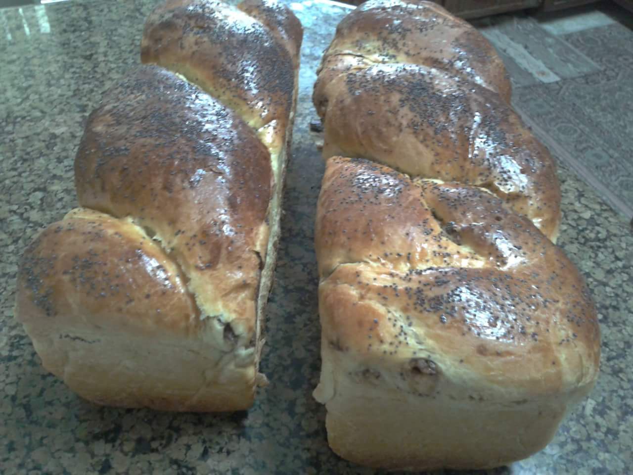 Cozonac moldovenesc cu crema de nuca si ciocolata