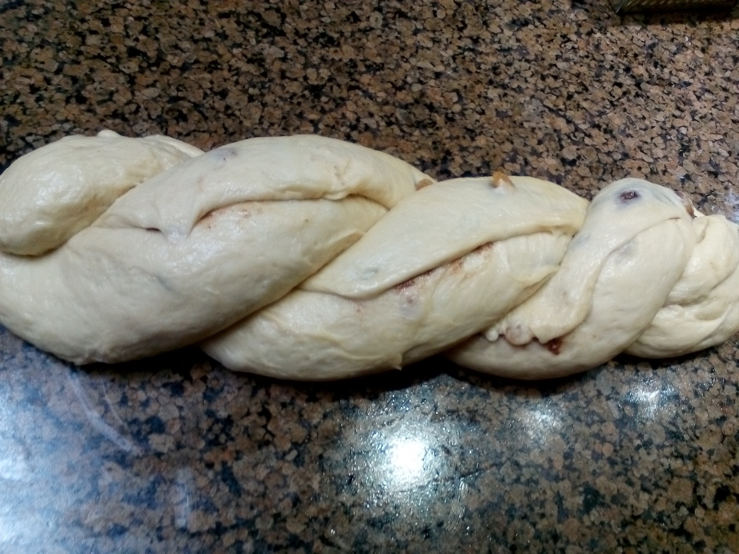 Cozonac moldovenesc cu crema de nuca si ciocolata