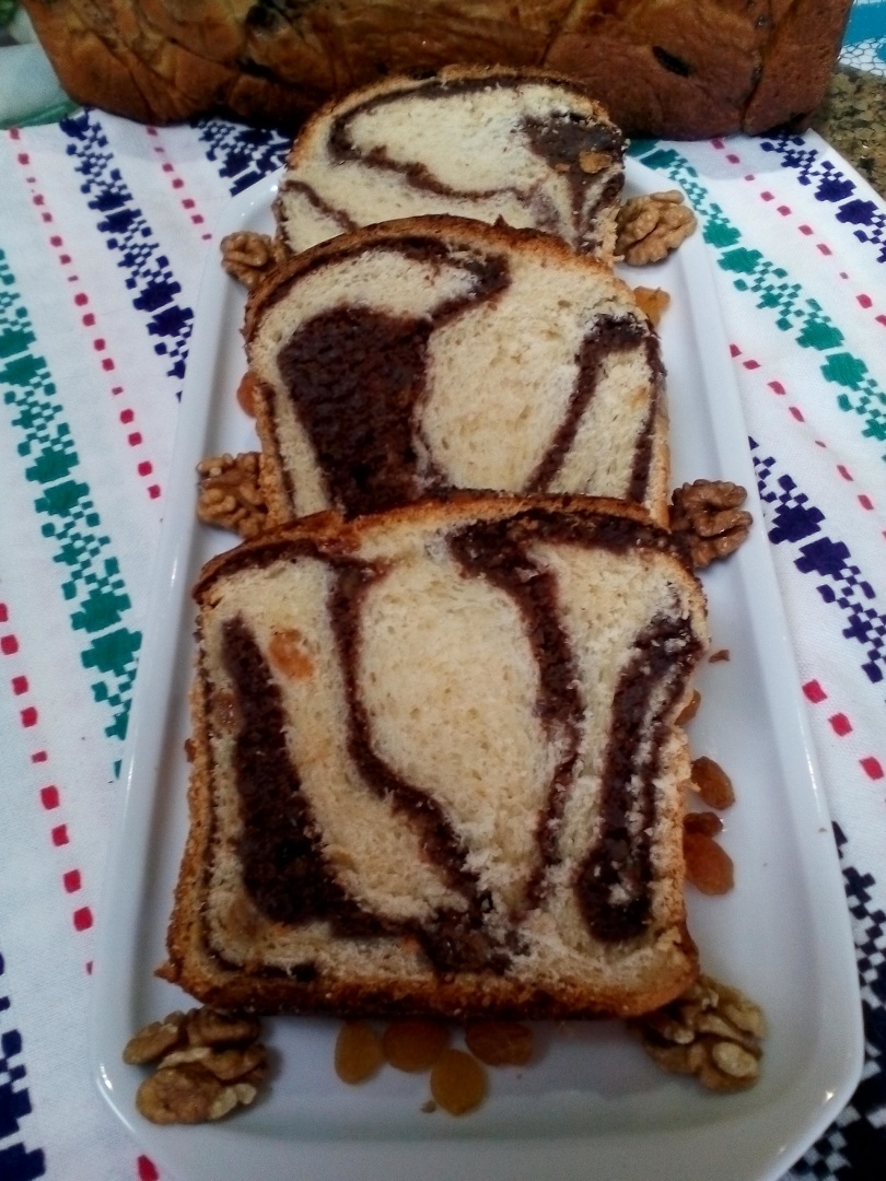 Cozonac moldovenesc cu crema de nuca si ciocolata
