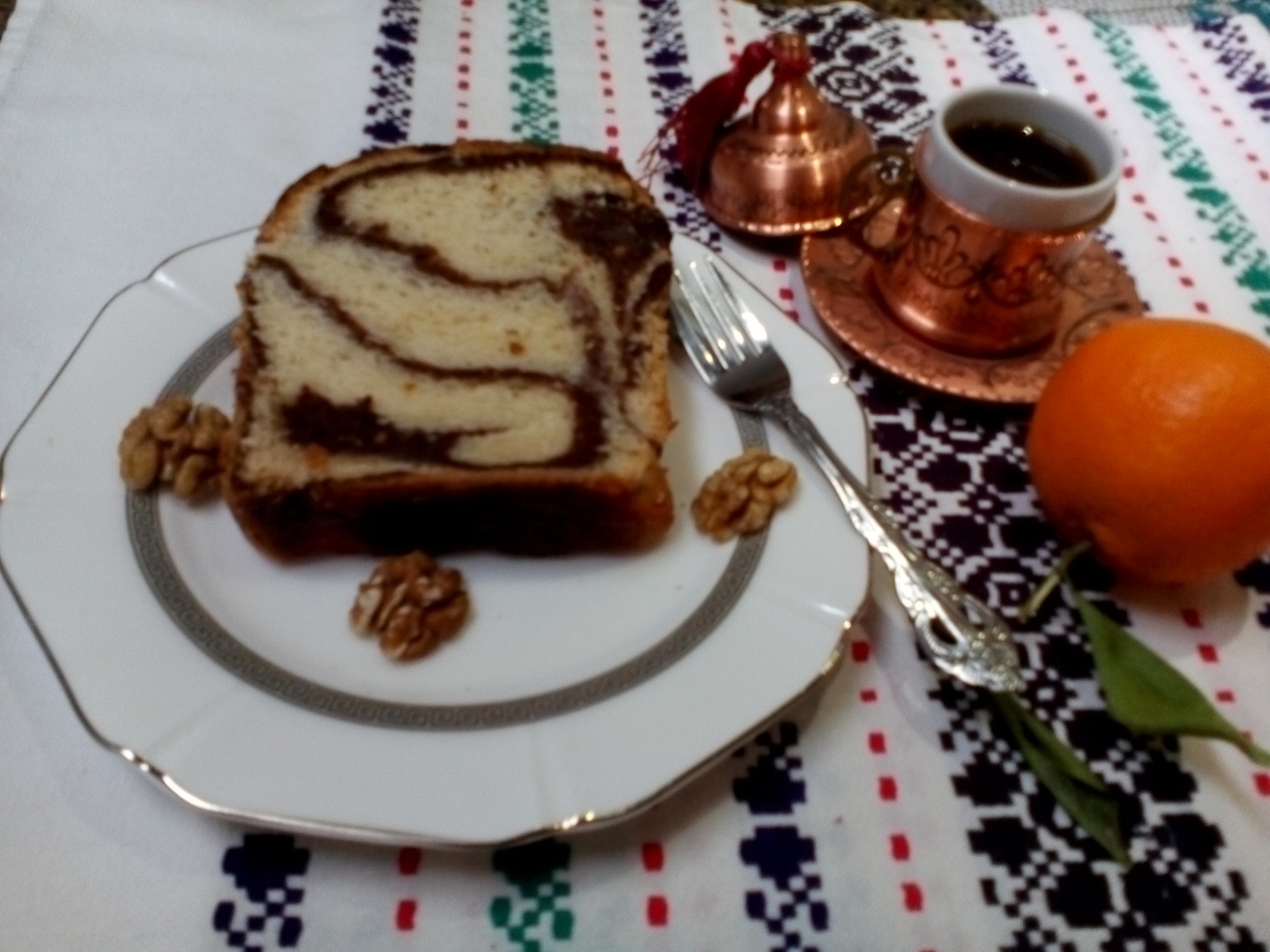 Cozonac moldovenesc cu crema de nuca si ciocolata