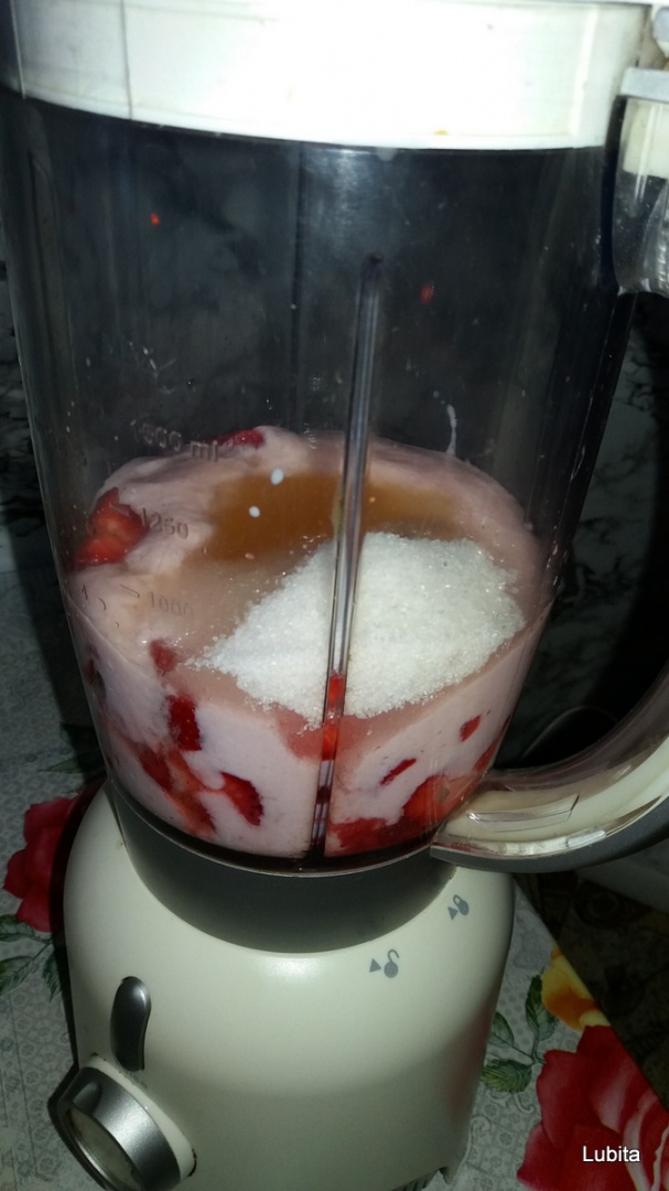 Inghetata de capsuni cu iaurt