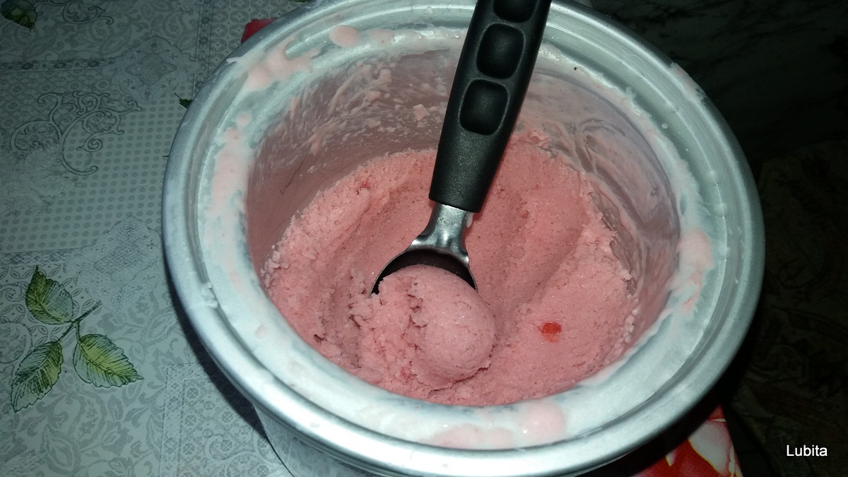 Inghetata de capsuni cu iaurt