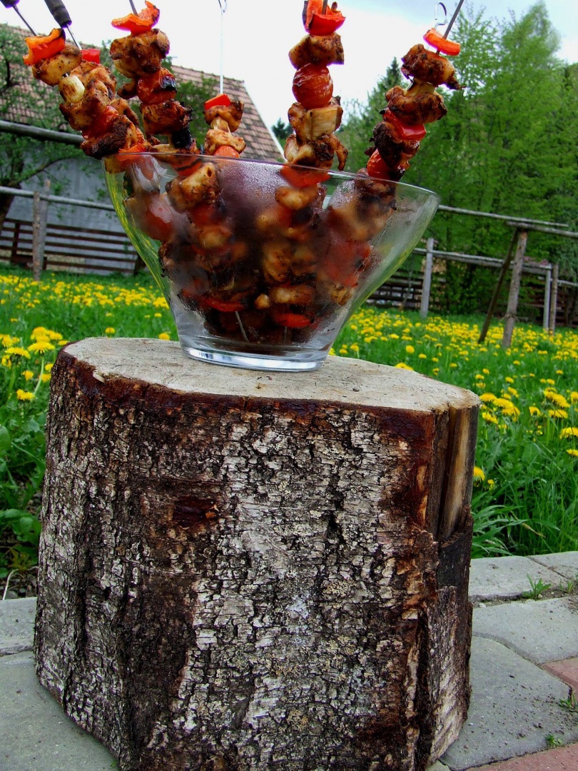 Frigarui de pui stropite cu ulei de masline si busuioc