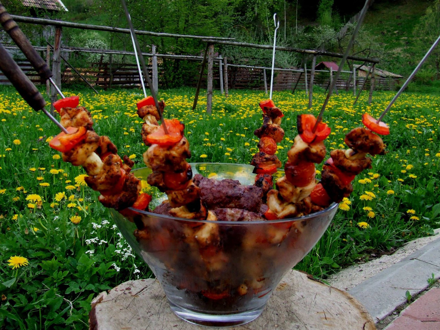 Frigarui de pui stropite cu ulei de masline si busuioc