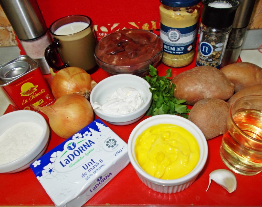 Ficatei de pui cu ceapa caramelizata si sos de smantana