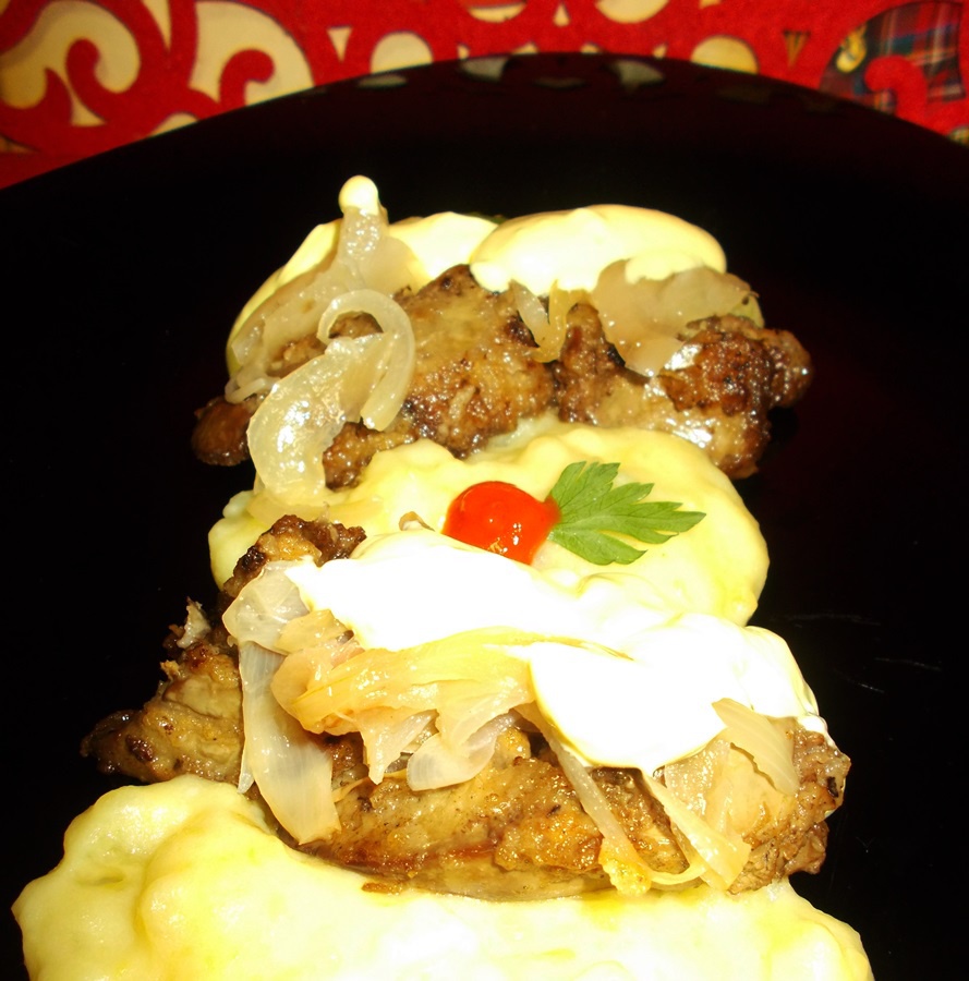 Ficatei de pui cu ceapa caramelizata si sos de smantana