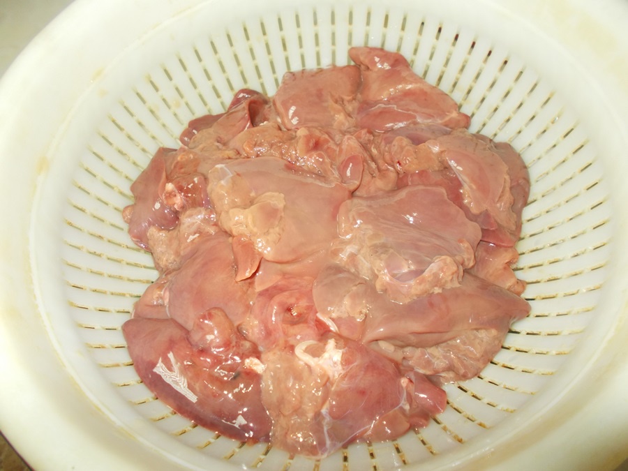 Ficatei de pui cu ceapa caramelizata si sos de smantana