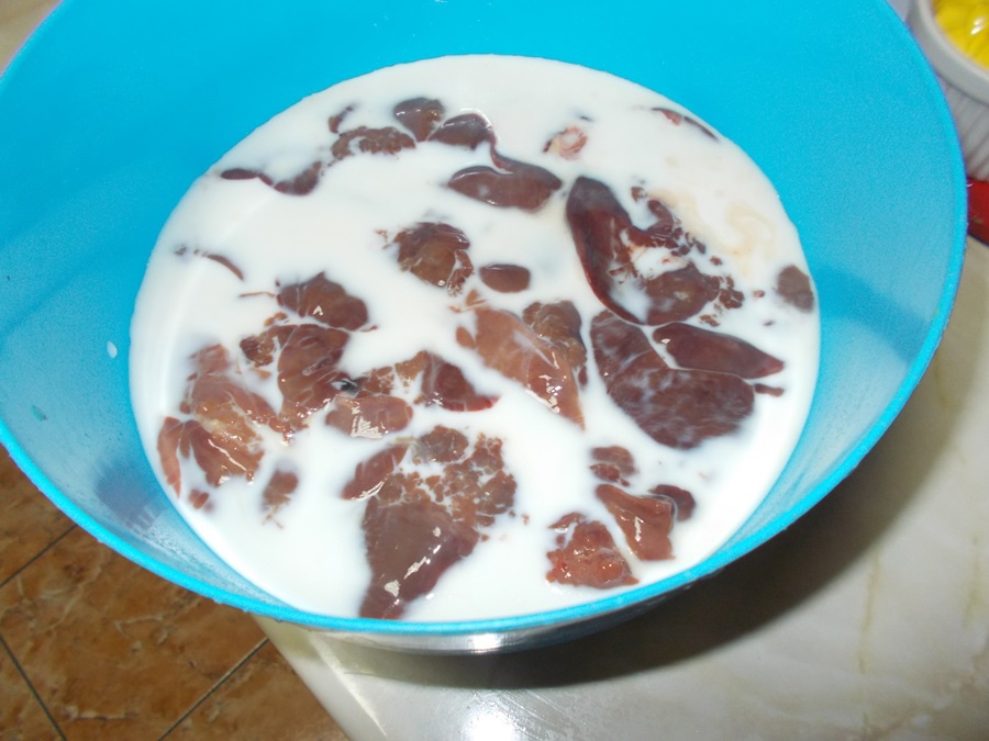 Ficatei de pui cu ceapa caramelizata si sos de smantana