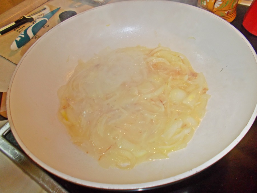 Ficatei de pui cu ceapa caramelizata si sos de smantana