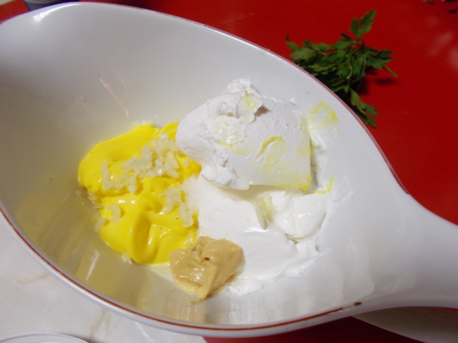 Ficatei de pui cu ceapa caramelizata si sos de smantana