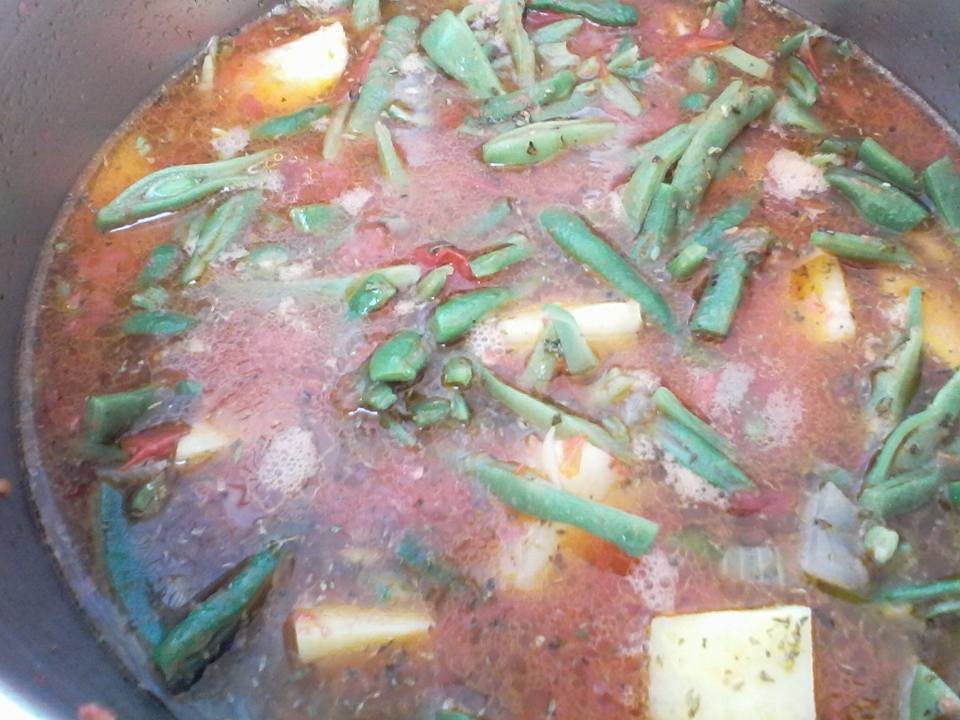 Mancare de fasole verde cu cartofi si dovlecei – reteta de post, sanatoasa si usor de preparat