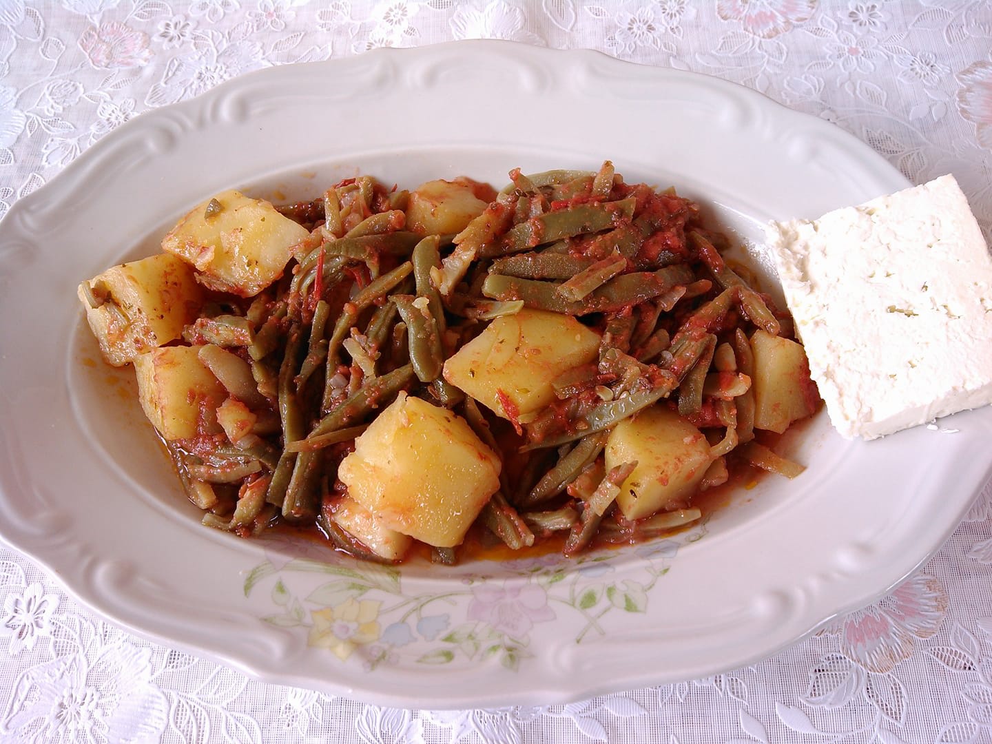 Mancare de fasole verde cu cartofi si dovlecei – reteta de post, sanatoasa si usor de preparat