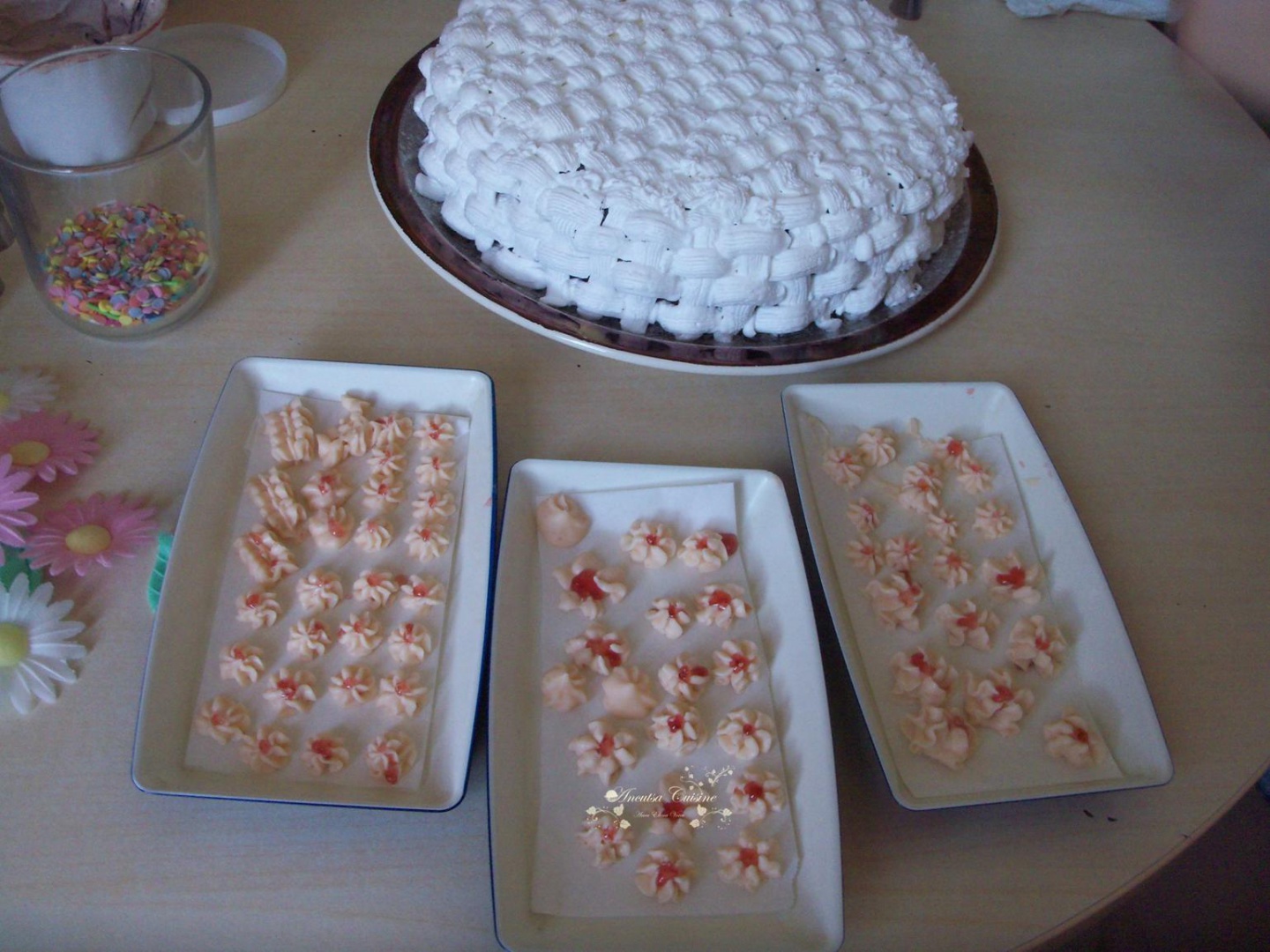 Tort-Cos cu flori si zmeura