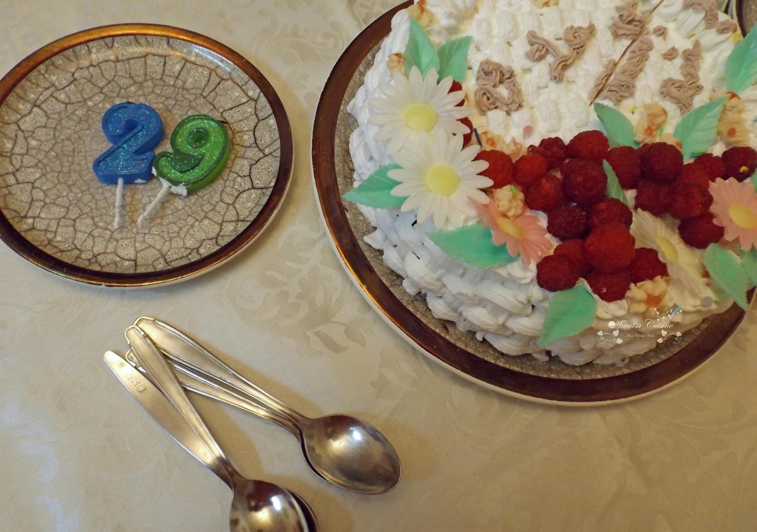 Tort-Cos cu flori si zmeura