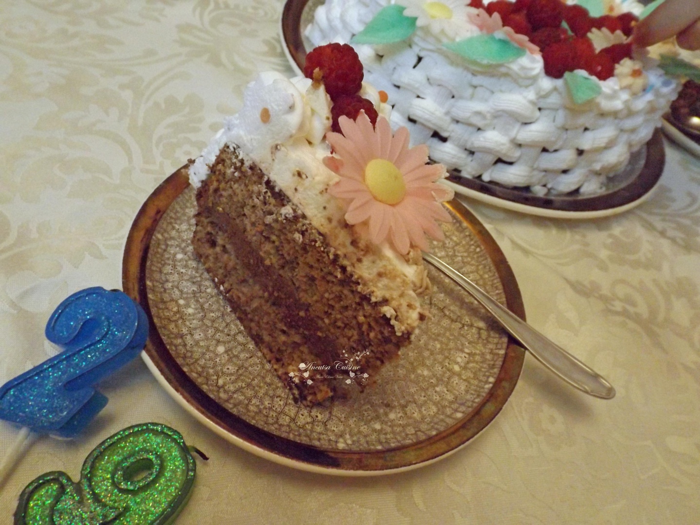 Tort-Cos cu flori si zmeura
