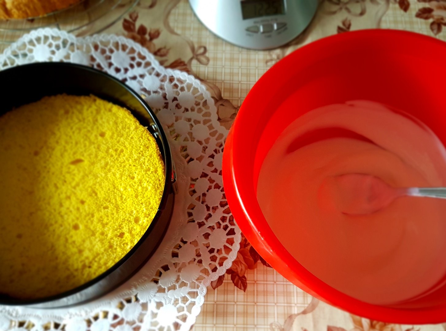 Tort cu crema de iaurt si fructe de padure