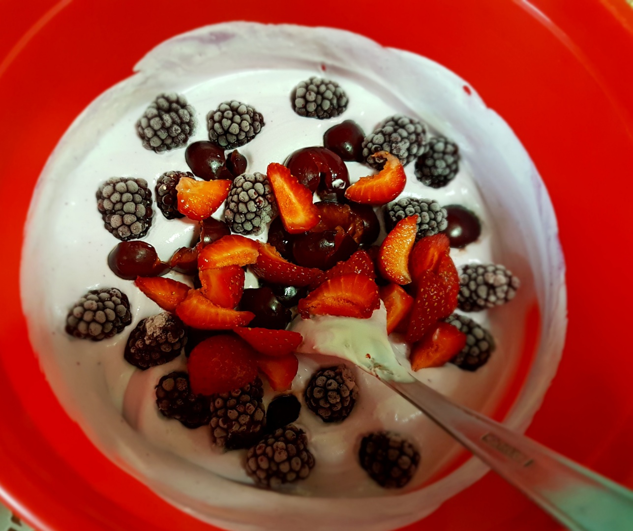 Tort cu crema de iaurt si fructe de padure