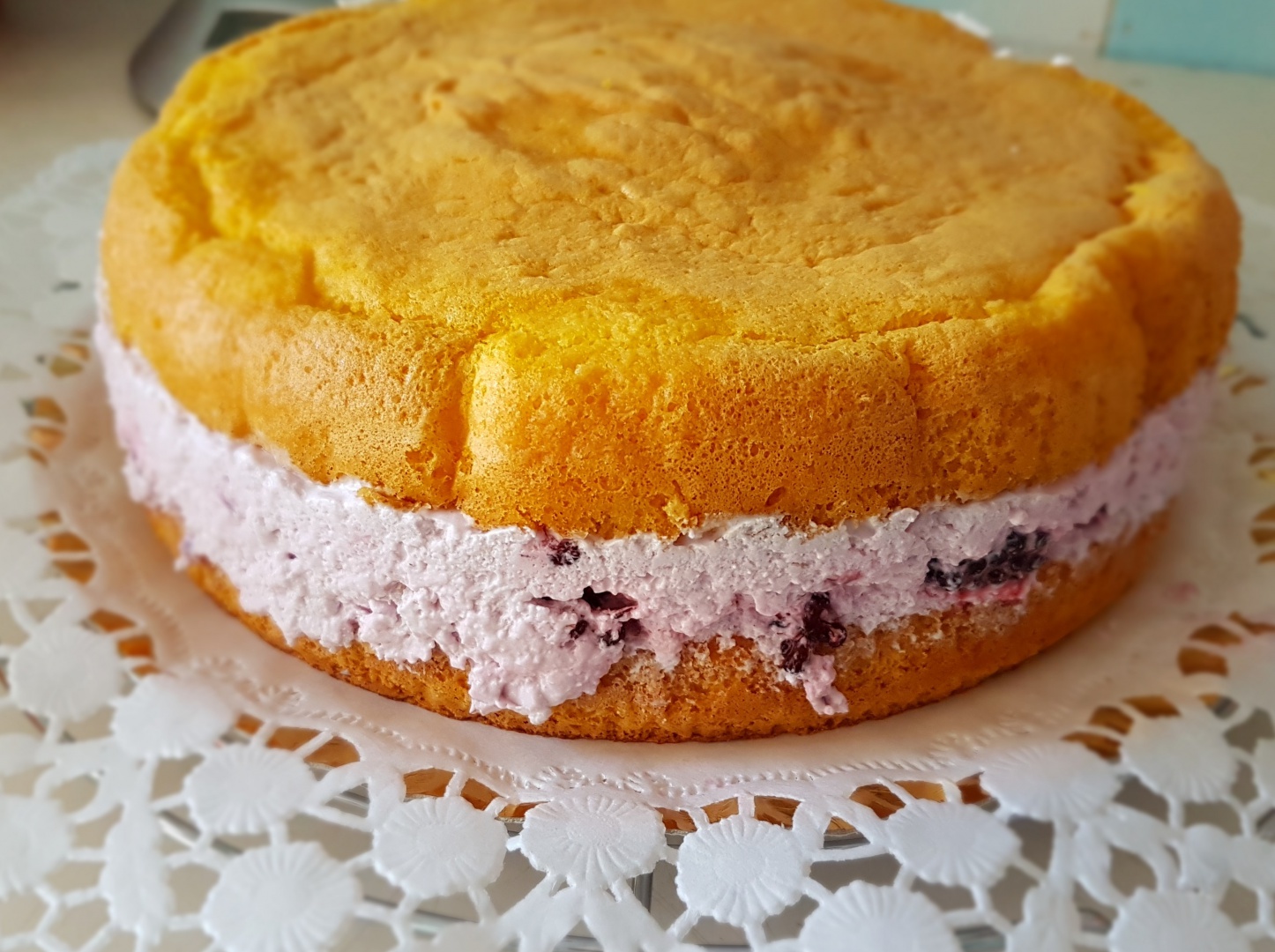 Tort cu crema de iaurt si fructe de padure